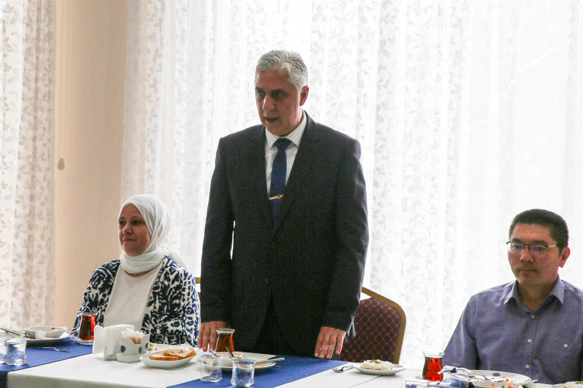 Görselde, SKS Daire Başkanı  görülmektedir.