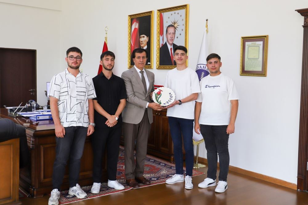 Ardahanlı Gençlerden Rektörümüze Ziyaret