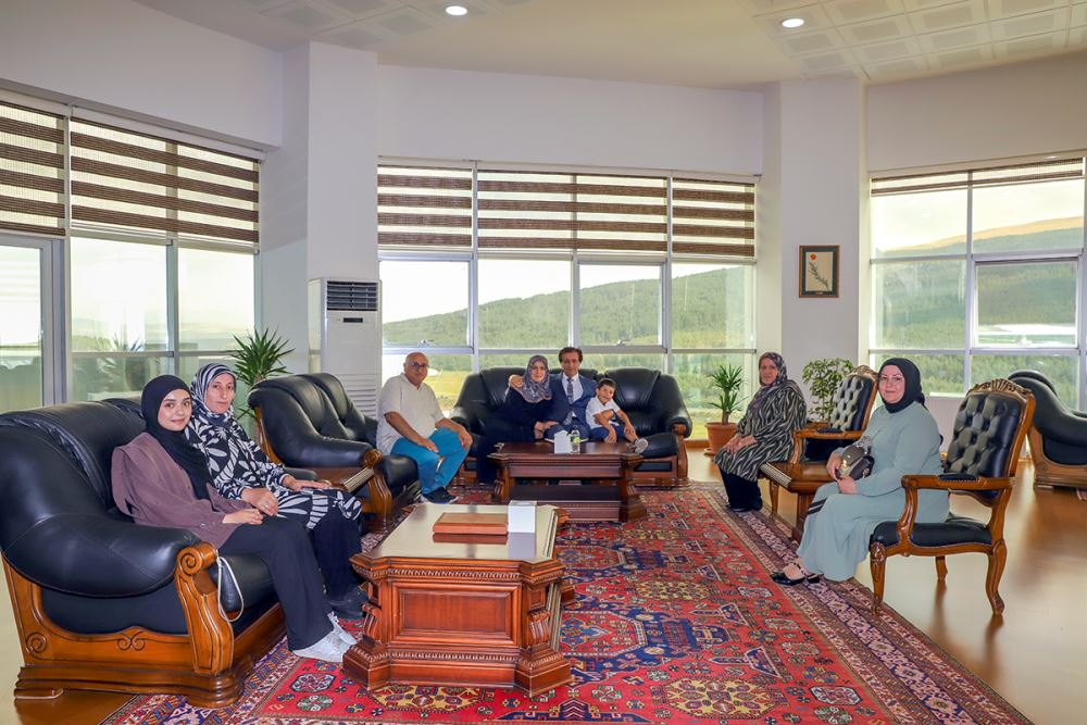 Aile Bireylerinden Rektörümüze Anlamlı Ziyaret