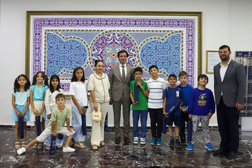 ARÜ Hoca Ahmet Yesevi Camii Kur’an Kursu Öğrencilerinden Rektörümüz Prof. Dr. Öztürk Emiroğlu’na Ziyaret