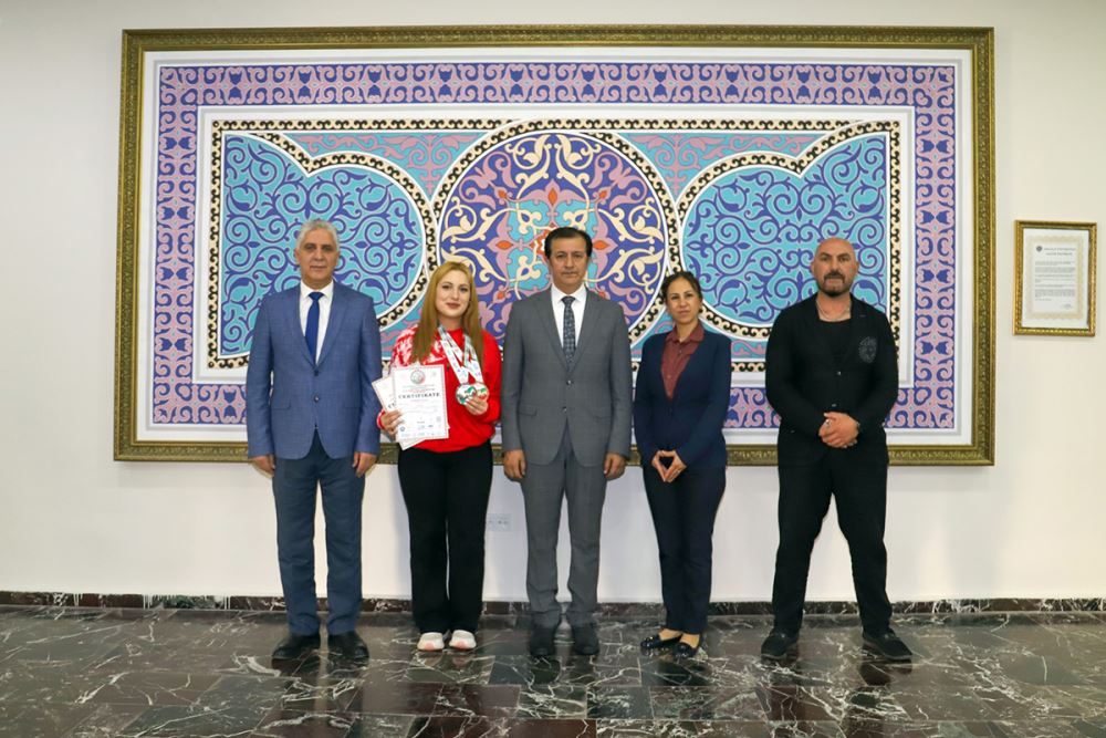 Dünya İkincisi Ardahanlı Sporcu Aybüke Yıldız, Rektörümüzü Ziyaret Etti