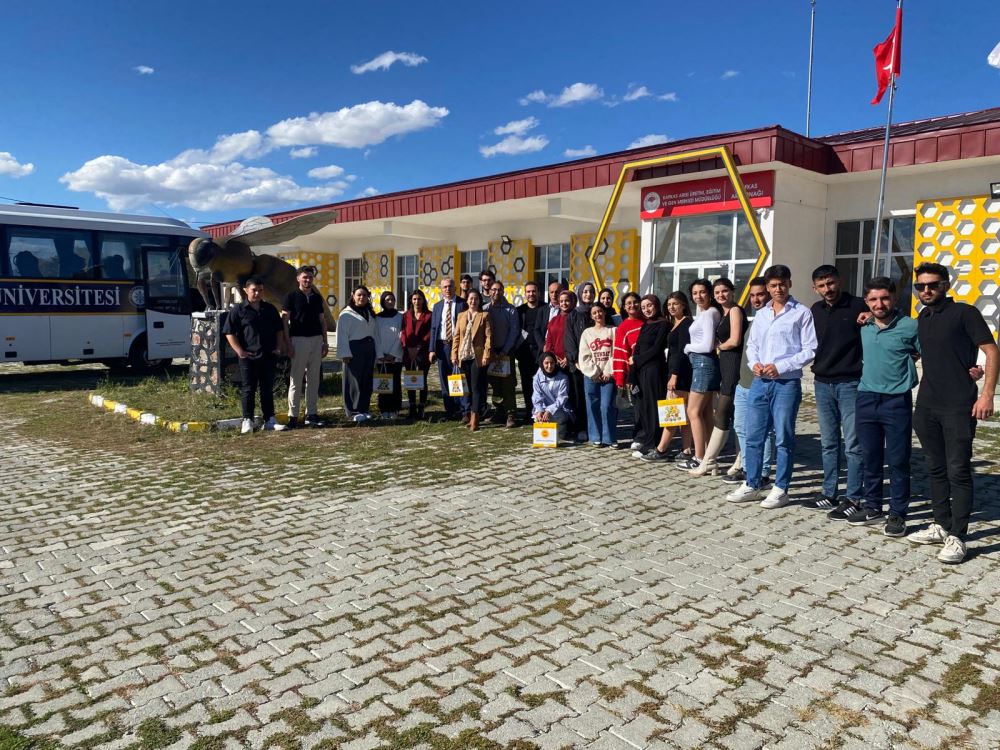 Laborant ve Veteriner Sağlık Programı Öğrencilerinden Kapsamlı Arıcılık Gezisi