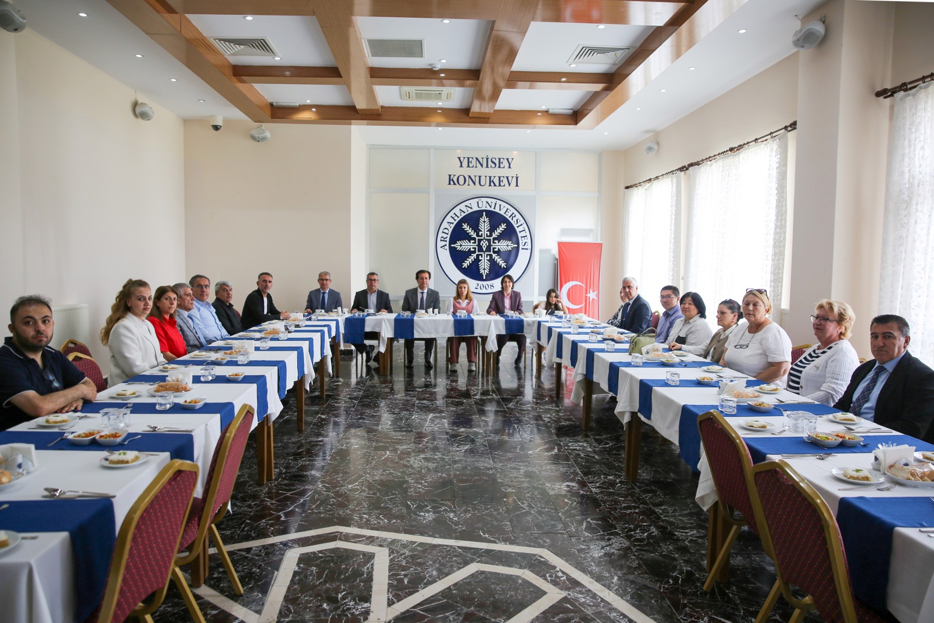 Görselde, Sayın Rektörümüz, Rektör Yardımcılarımız, Genel Sekreterimiz, SKS Daire Başkanı ve mesai arkadaşları görülmektedir.