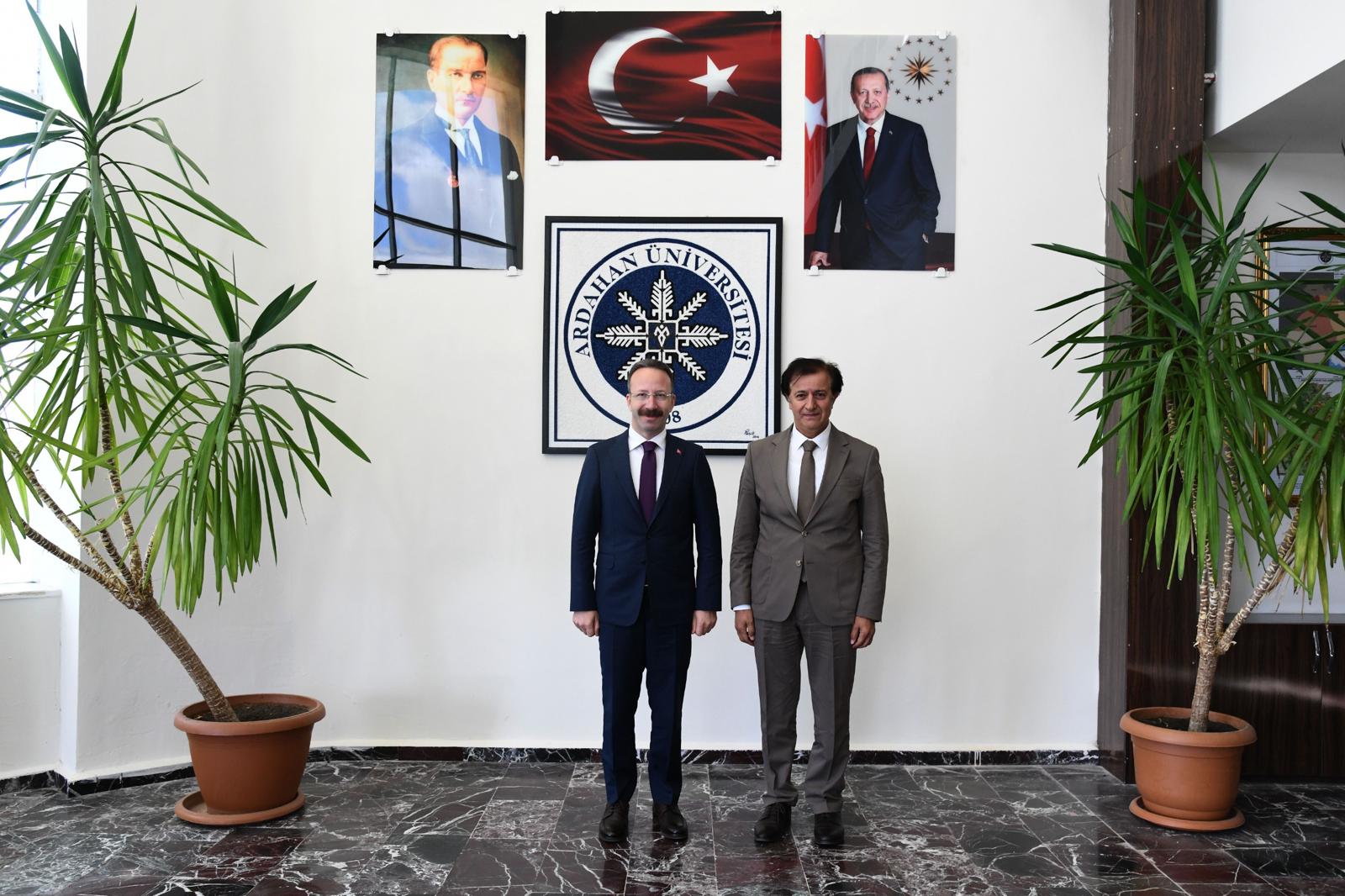 Görselde, Sayın Valimiz ve Sayın Rektörümüz yer almaktadır.