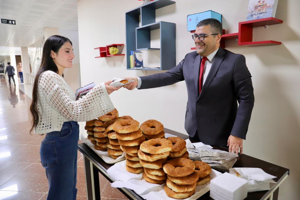 Moral Support for Students in Visa Exam Period from IİBF: Simit and Tea Ikram