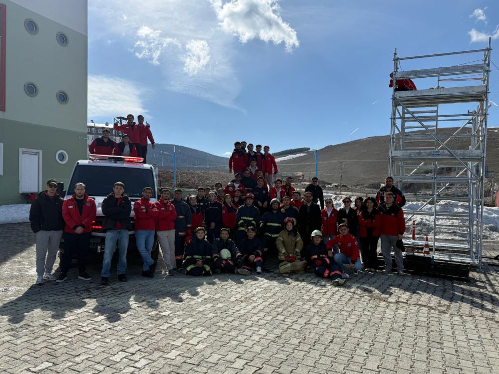 Üniversitemiz Mülkiyeti Koruma ve Güvenlik Bölümü ile Sivil Savunma ve İtfaiyecilik Programı Öğrencilerine Yönelik Uygulamalı AFAD Eğitimi Gerçekleştirildi