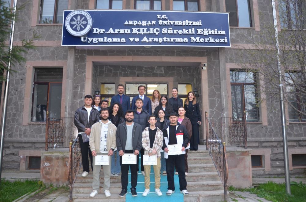 Rektörümüz Prof. Dr. Öztürk Emiroğlu, ARÜSEM Bünyesinde Gerçekleştirilen Arıcılık Eğitimi Sertifika Programına Katıldı