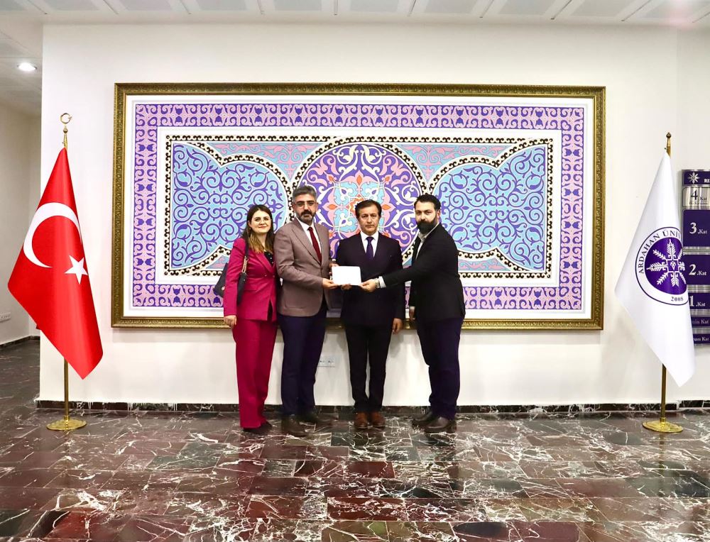 Rektörümüz Prof. Dr. Öztürk Emiroğlu, Azerbaycan’dan Gelen Dostluk Mektuplarını Türkiye’deki Öğrencilere Teslim Etmek Üzere Okul Müdürlerini Makamında Kabul Etti