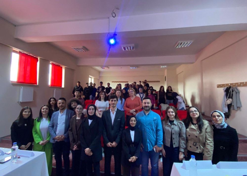 Üniversitemizde “İki Edebiyat Tek Gerçek: Toplum” Başlıklı Panel Düzenlendi