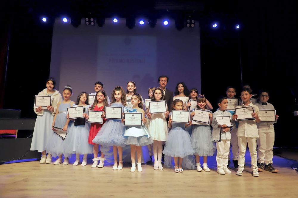 Rektörümüz Prof. Dr. Öztürk Emiroğlu, ARÜSEM Bünyesinde Düzenlenen "Minik Parmakların Piyano ve Bağlama Resitali" Programına Katıldı