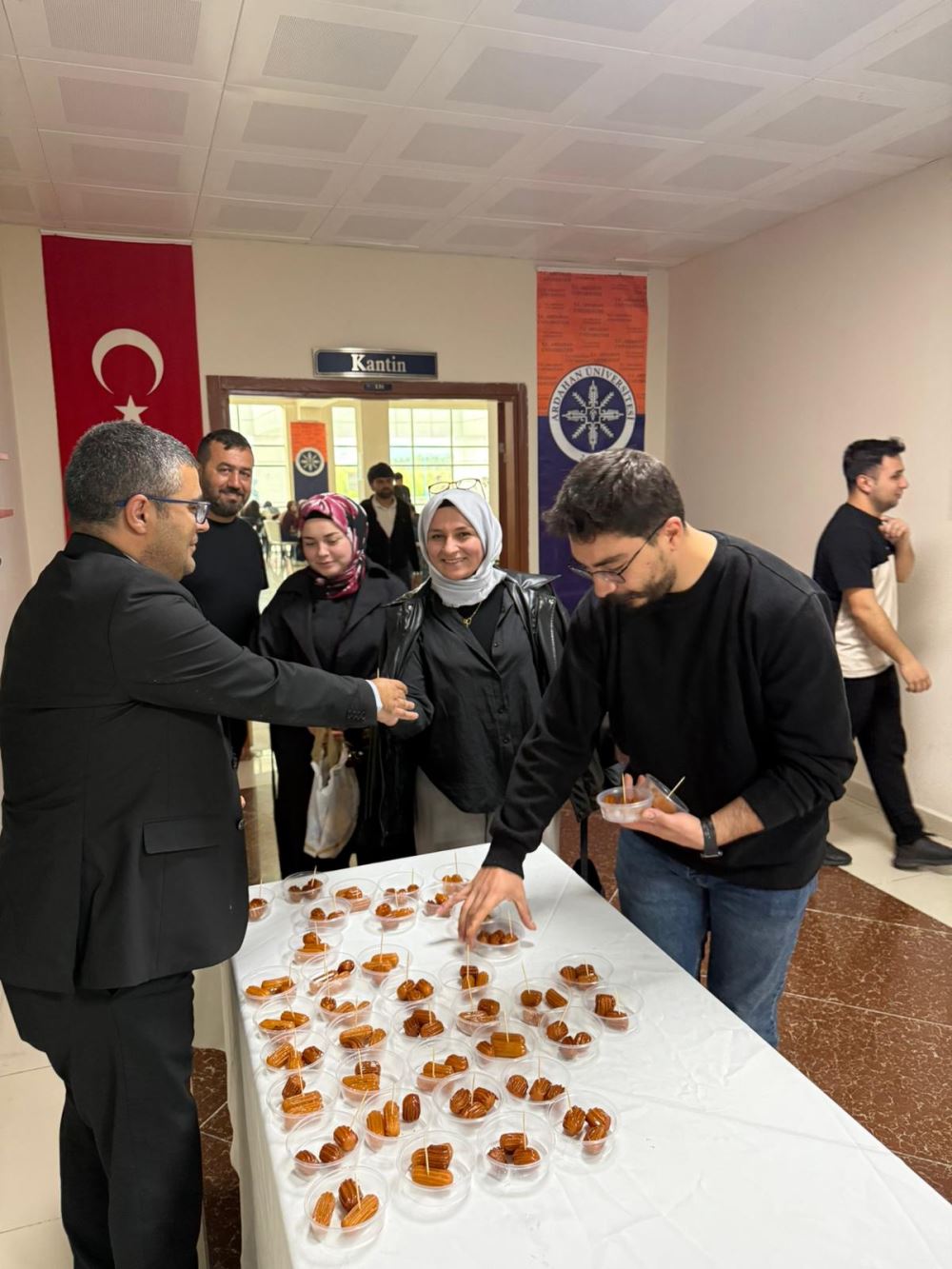 İİBF’de Final Sınavları Öncesi Geleneksel Tatlı ve Çay İkramı Gerçekleştirildi