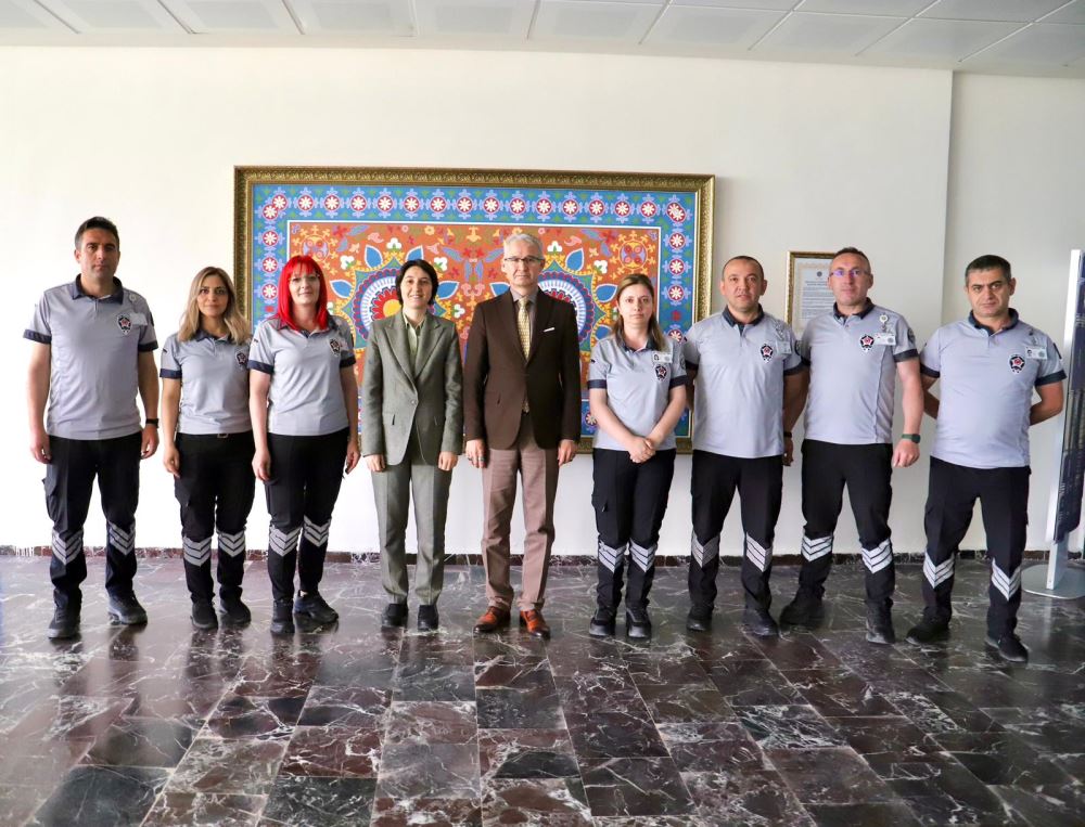 Rektör Vekilimiz Prof. Dr. Yeliz Demir ve Genel Sekreterimiz H. Caner Akkurt’tan Güvenlik Personelimize Anlamlı Kutlama