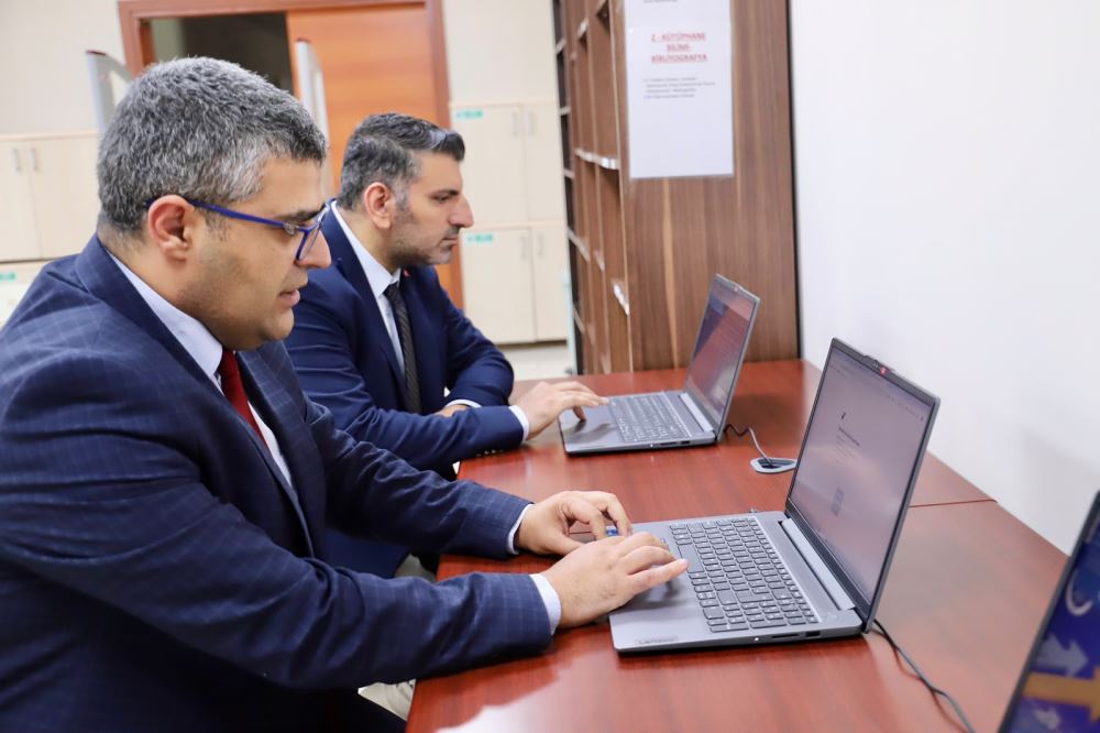 Prof. Dr. Esfender Korkmaz İsmini Taşıyan İİBF Kütüphanesi’ne Beş Bilgisayar Bağışı Yaptı
