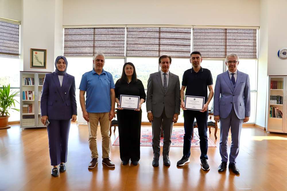 Rektörümüz Prof. Dr. Öztürk Emiroğlu Başarılı Çalışmalar Yürüten İdari Personelimize Teşekkür Belgesi Takdim Etti