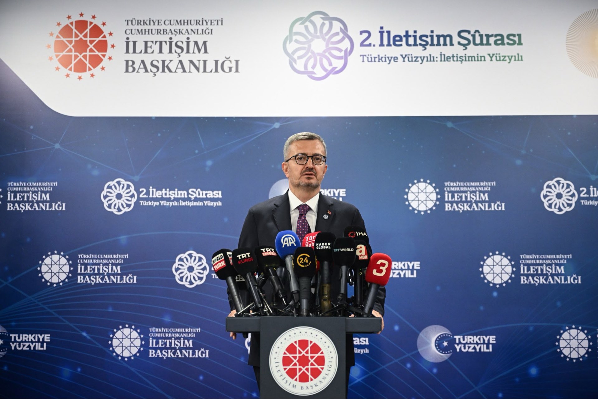 Görselde, Cumhurbaşkanlığı İletişim Başkanı Sayın Prof. Dr. Burhanettin Duran, basın mensuplarına açıklamalarda bulundu.