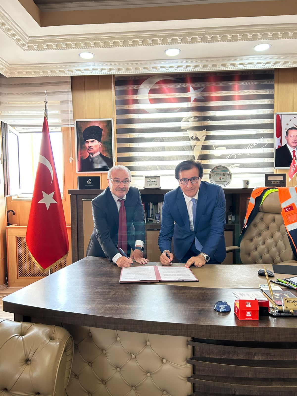 Görselde, protokol metni Rektörümüz Prof. Dr. Öztürk Emiroğlu ile İl Müdürü  Kıvanç Oktay tarafından imzalandı.