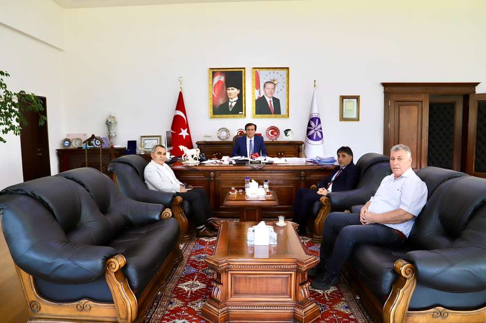 Ardahan Âşık Şenlik Kültür Derneği Başkanı Sayın Özdal Gündüz ve Yönetim Kurulu Üyeleri Rektörümüzü Ziyaret Etti