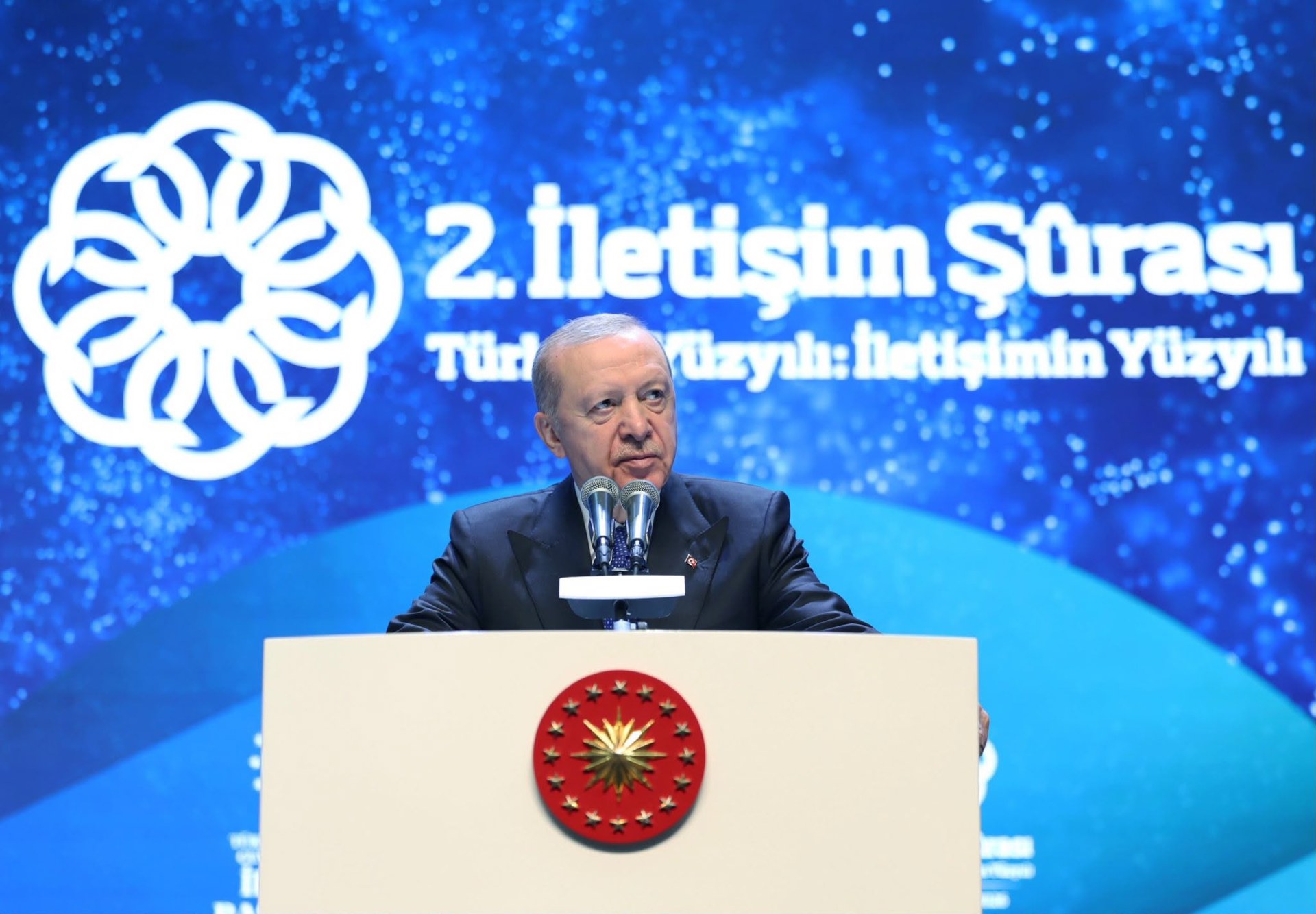 Görselde, Cumhurbaşkanımız Sayın Recep Tayyip Erdoğan, 2. İletişim Şûrası’nda katılımcılara hitap etti.