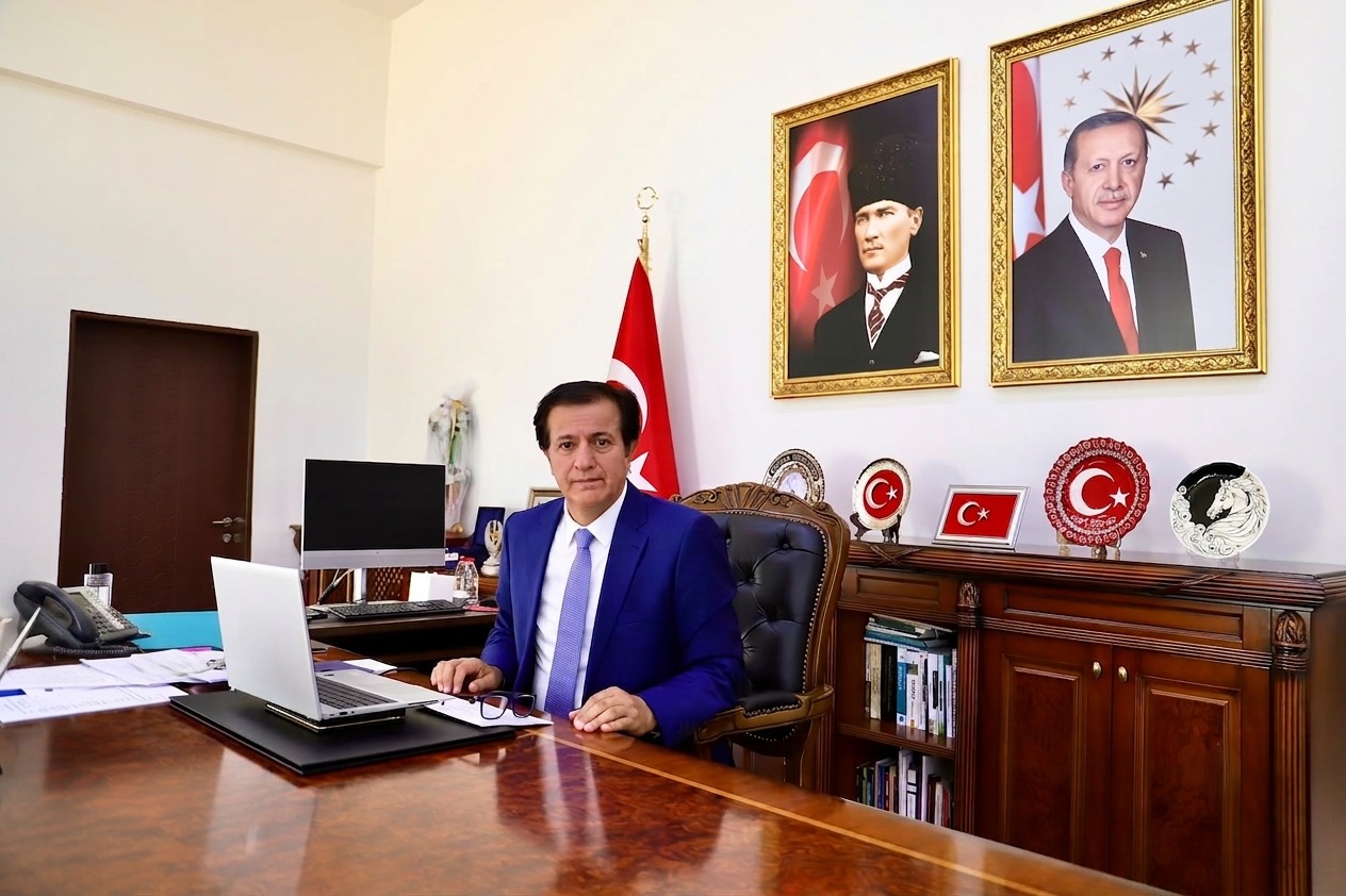 Görselde, Rektörümüz Prof. Dr. Öztürk Emiroğlu'nun TVNET Tercih Rehberi programındaki röportajı.