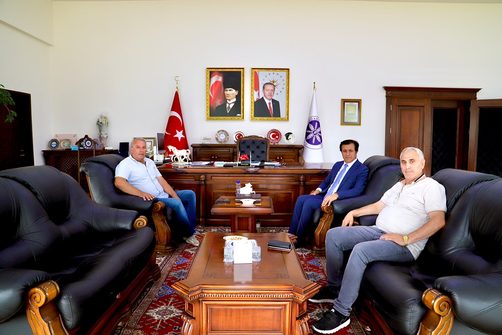 Görselde, Rektörümüz ve İlkokul Yıllarından Köydeki Arkadaşları Görülmektedir.