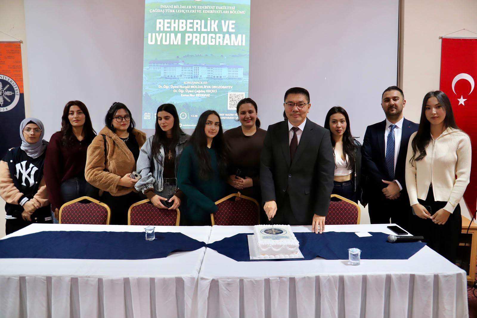 Çağdaş Türk Lehçeleri ve Edebiyatları Bölümü Öğrencilerine Yönelik Uyum Programı ve Açılış Dersi Düzenlendi